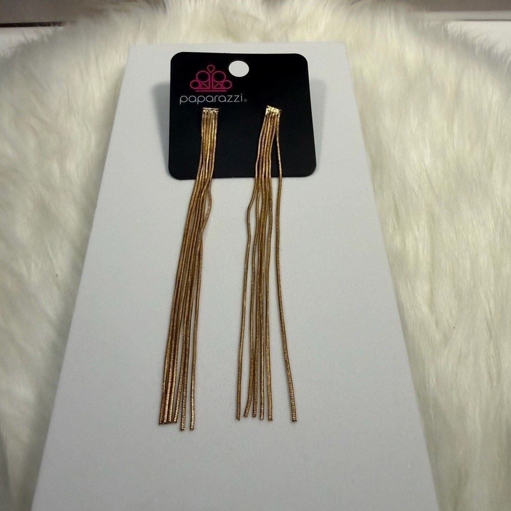 🩷5/$10 Paparazzi Gold Dangle Earrings